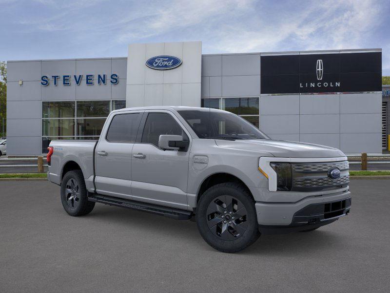 2023 Ford F-150 Lightning Lariat photo 12