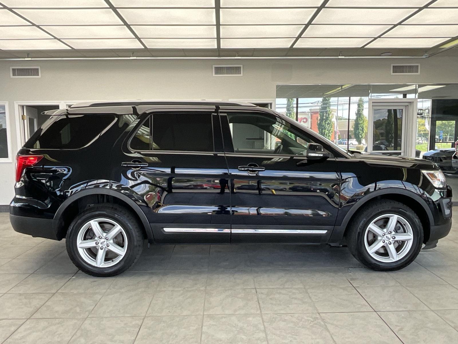 2017 Ford Explorer XLT photo 4