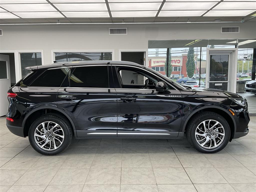 2022 Lincoln Corsair Standard photo 4