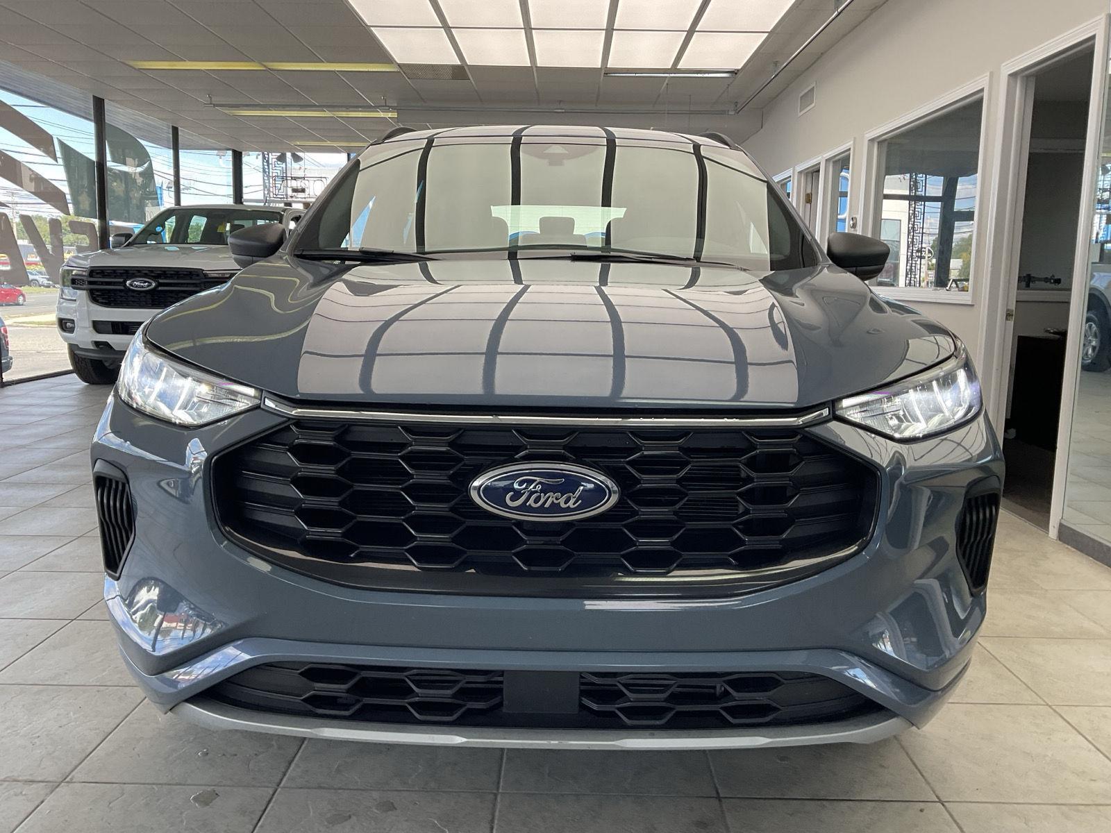 2023 Ford Escape ST-Line photo 2