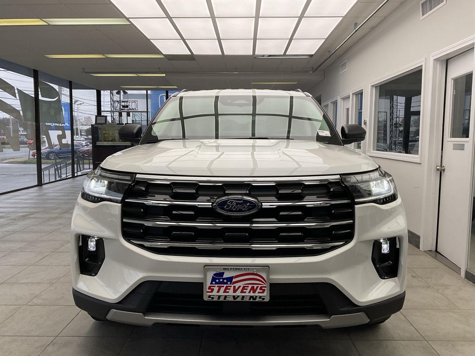 2025 Ford Explorer photo 2