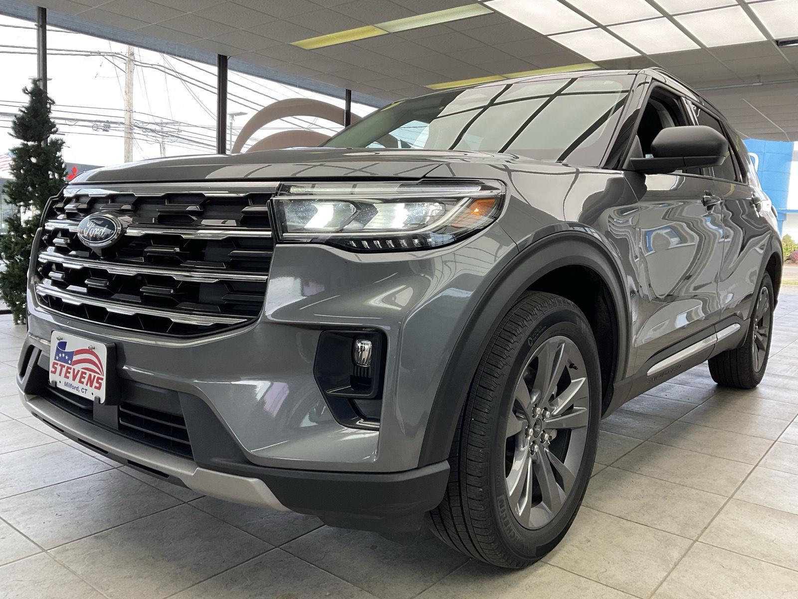 2025 Ford Explorer photo 2