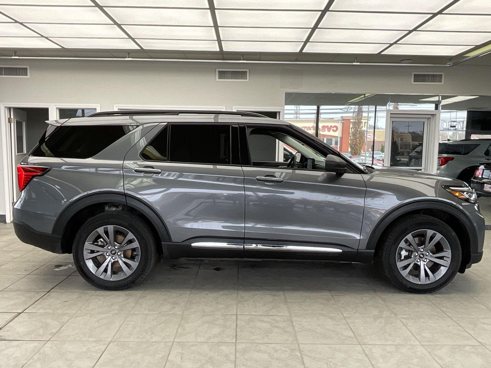 2025 Ford Explorer photo 3