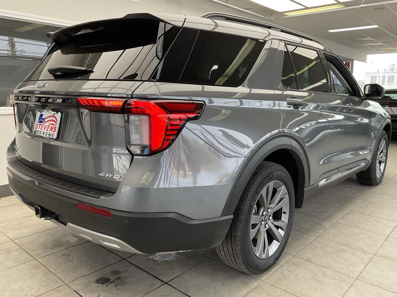 2025 Ford Explorer photo 4