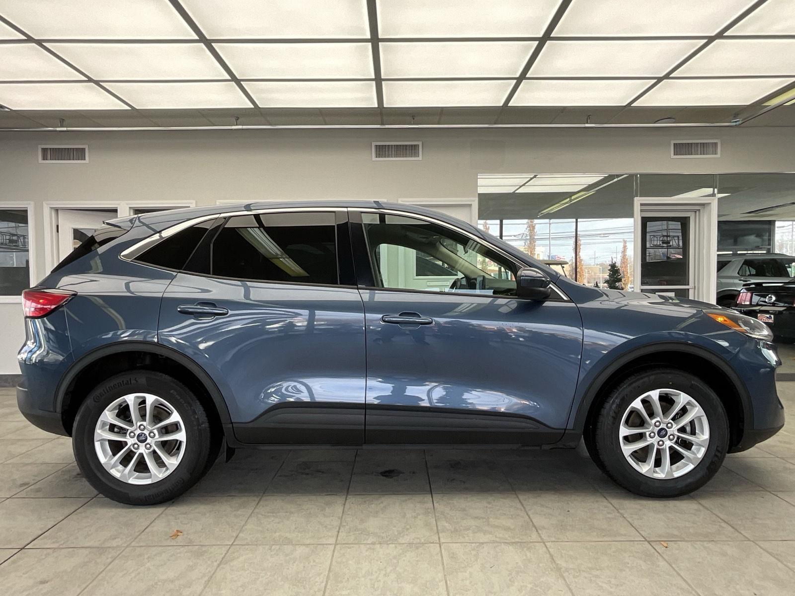 2020 Ford Escape SE photo 4