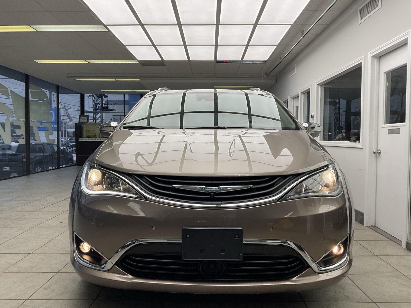 2018 Chrysler Pacifica Limited's photo